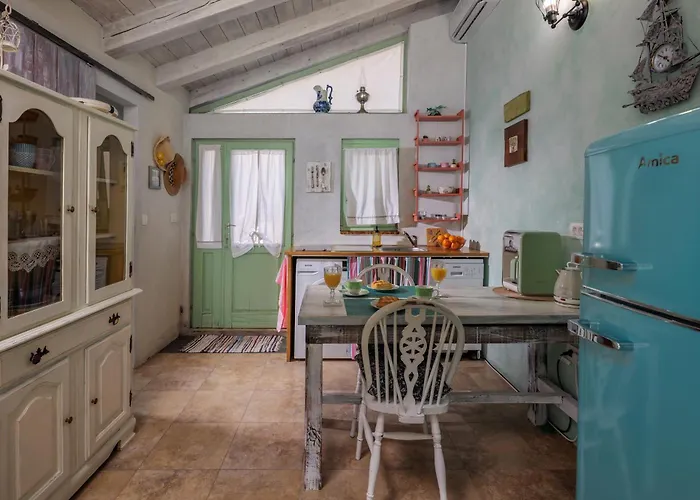 Tiny House With Private Pool - Happy Apartament